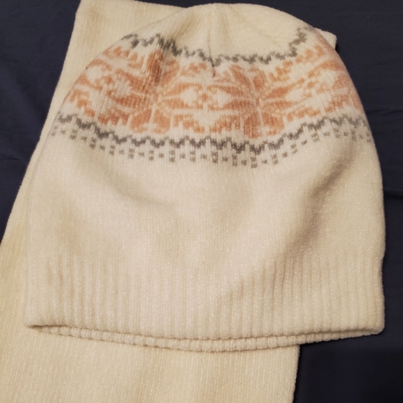 Covington Acrylic Beanie and Scarf NWOT - Picture 2 of 7